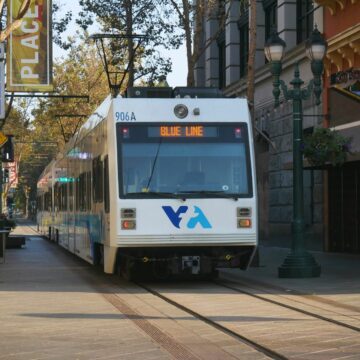 Un tren ligero en el centro de San José.