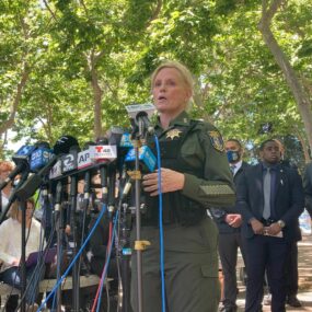 Sheriff Laurie Smith enfrenta acusaciones de corrupción
