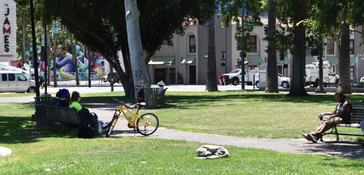 Gente sentada en un parque en el centro de San José