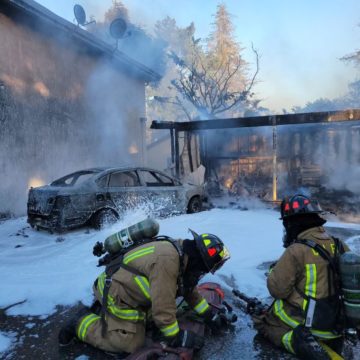 Dos bomberos apagando un incendio estructural