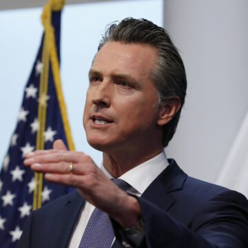 Trump nói ông ủng hộ việc bắt giữ Thống đốc California Newsom