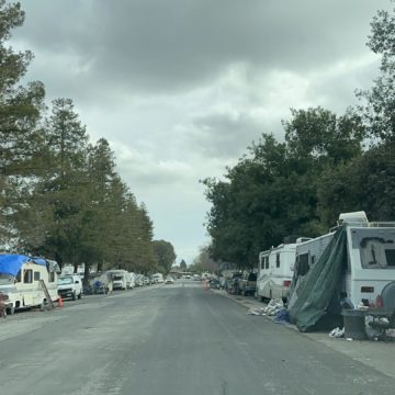 Vehículos recreativos se alinean en una calle en una zona industrial de San José