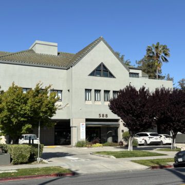 Una fotografía del edificio de Servicios para Personas Mayores de la Comunidad Japonesa Estadounidense Yu-Ai Kai en 588 N 4th St. en San José.