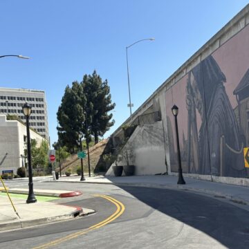 Un mural callejero con vistas a una intersección de San José a lo largo de la autopista.