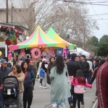 Una multitud camina afuera en un festival del Año Nuevo Lunar en San José.