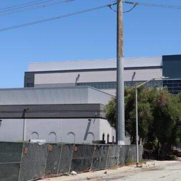 Hai tòa nhà không có biển báo ở Bắc Santa Clara