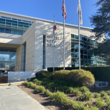 El exterior del Ayuntamiento de Milpitas