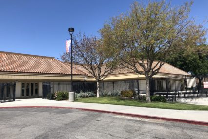 Bên ngoài trường trung học Santa Teresa ở San Jose