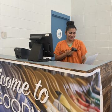 Mujer en la caja registradora
