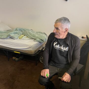 Hombre sentado en la cama