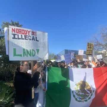 La gente marcha en protesta en las calles.