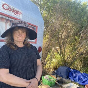 Mujer con sombrero de pie al aire libre