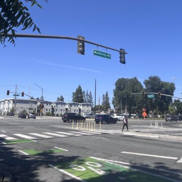 Una persona que cruza la calle en una intersección
