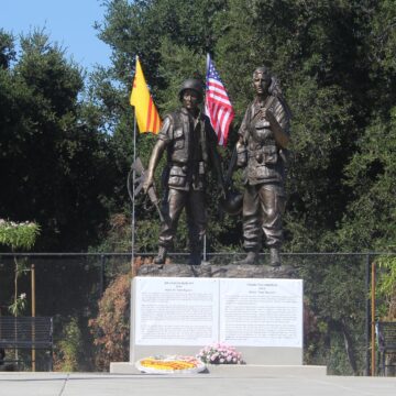 San Jose hôm thứ bảy đã khánh thành tượng đài 'Thank You America' của các chiến sĩ Mỹ gốc Việt tại Vườn Di sản Việt Nam.