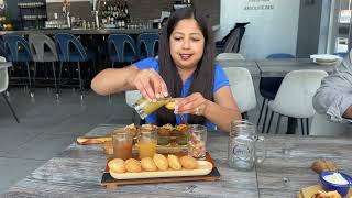 El propietario de Desi Contemporary Indian Casual muestra cómo preparar Gol Gappe