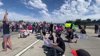 Los manifestantes detienen el tráfico de la autopista 101 durante la protesta de George Floyd en San José