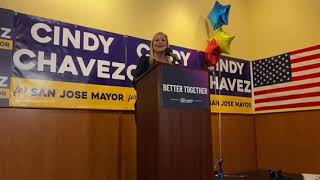 La candidata a la alcaldía de San José, Cindy Chávez, habla en la fiesta electoral