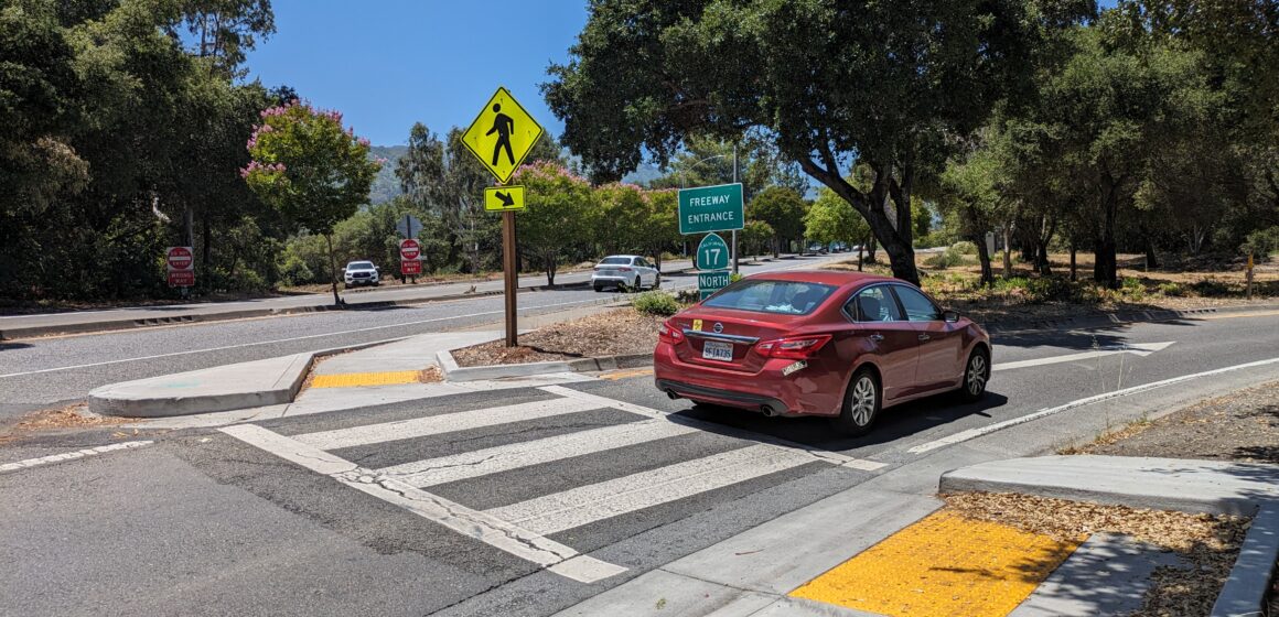 Un sedán rojo entra en la entrada norte de la autopista 17 en Los Gatos.