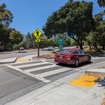 Un sedán rojo entra en la entrada norte de la autopista 17 en Los Gatos.
