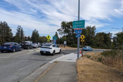 Los automóviles ingresan a una rampa de acceso a una autopista interestatal