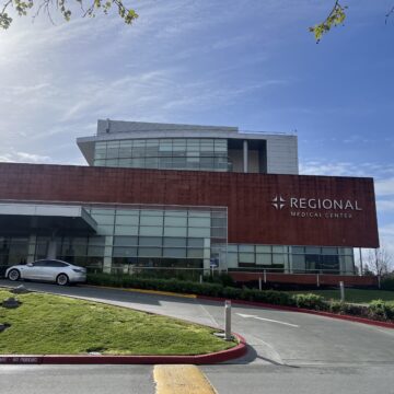 Bên ngoài Trung tâm Y tế Khu vực ở Đông San Jose