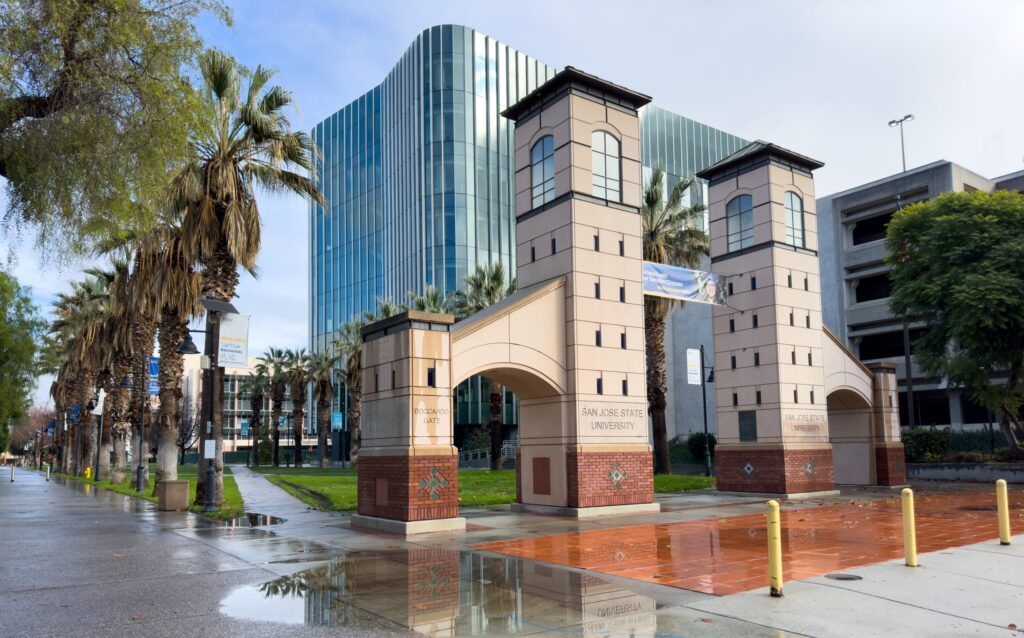 Cổng vào Boccardo Gate tại Đại học San Jose State