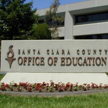 Một biển báo bên ngoài của Văn phòng Giáo dục Quận Santa Clara