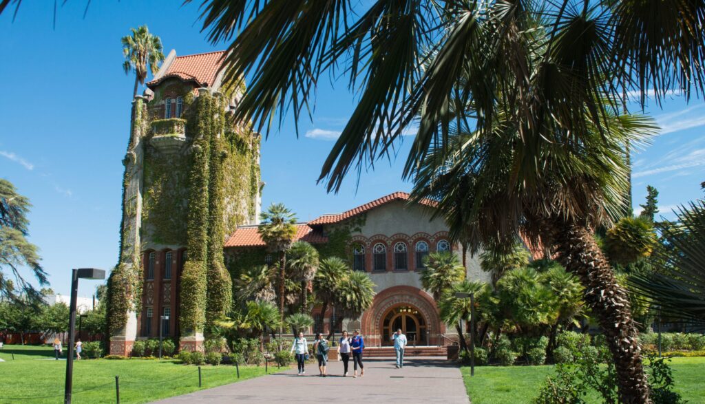 Sinh viên đi bộ trong khuôn viên trường Đại học San Jose State