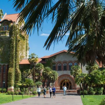 Sinh viên đi bộ trong khuôn viên trường Đại học San Jose State