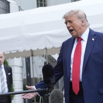 Tổng thống Hoa Kỳ Donald Trump phát biểu với các phóng viên bên ngoài