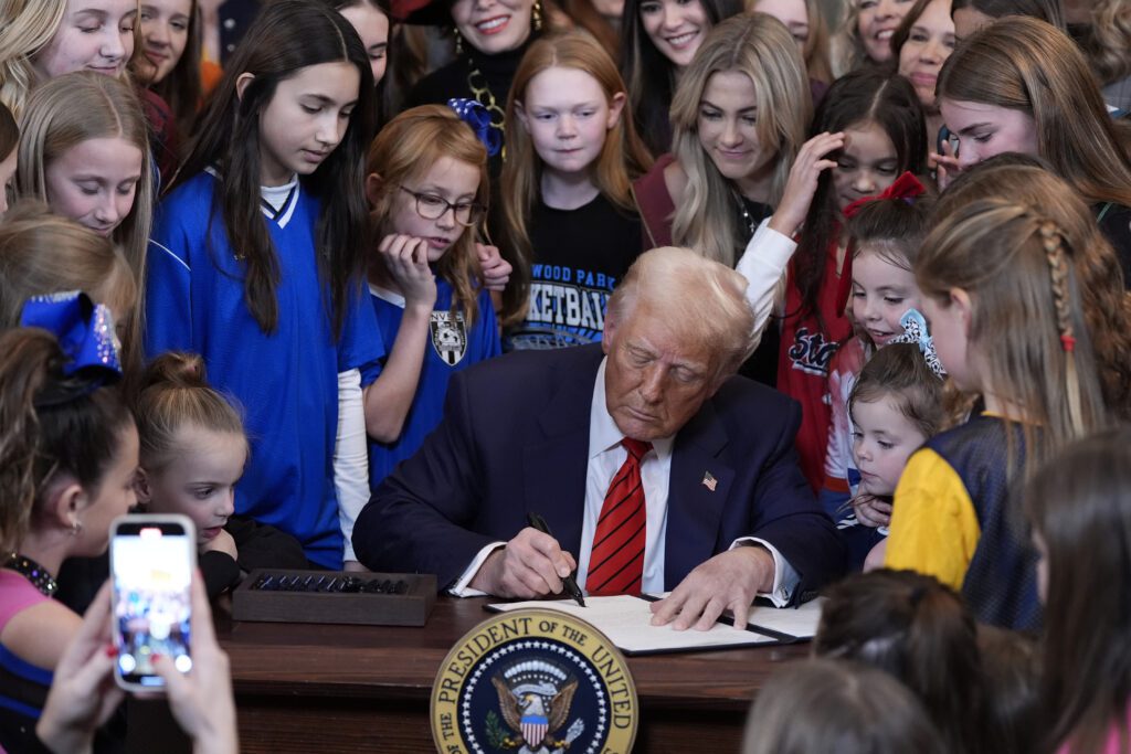 Tổng thống Trump ký một đạo luật tại Nhà Trắng, xung quanh là các bé gái
