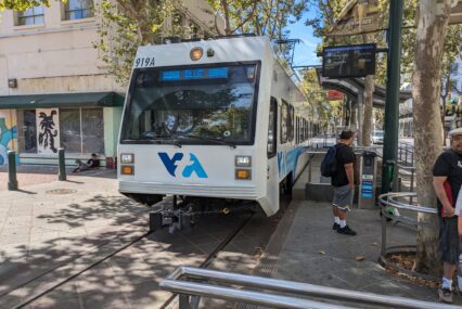 Một chuyến tàu điện chạy qua trung tâm thành phố San Jose