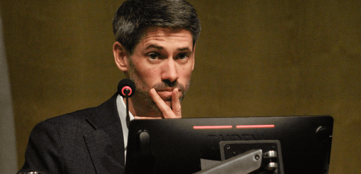The San Jose mayor at a city meeting