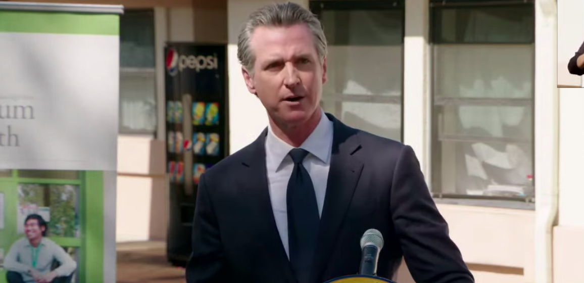 Thống đốc California Gavin Newsom đứng trên bục phát biểu ở San Jose