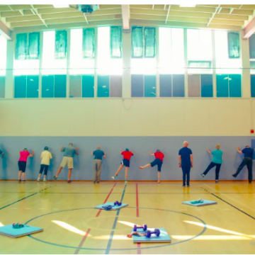 Gente haciendo ejercicio en el gimnasio