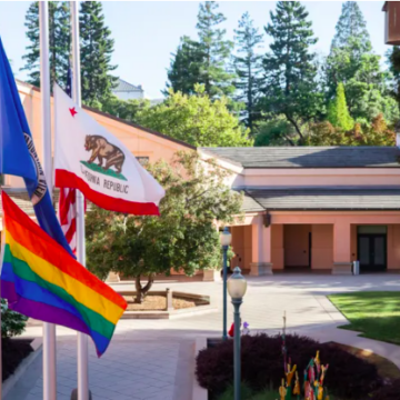 Mountain View Whisman tuyên bố ủng hộ sinh viên LGBTQ