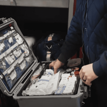 Un bombero con una caja de medicamentos.