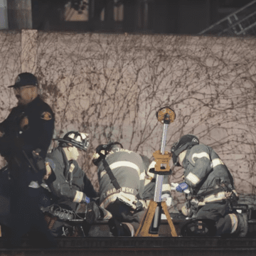 Los socorristas brindan atención a un paciente en el terreno
