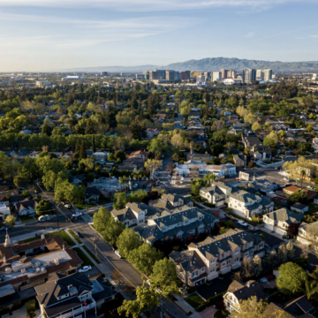 Toàn cảnh cây cối và nhà cửa ở San Jose